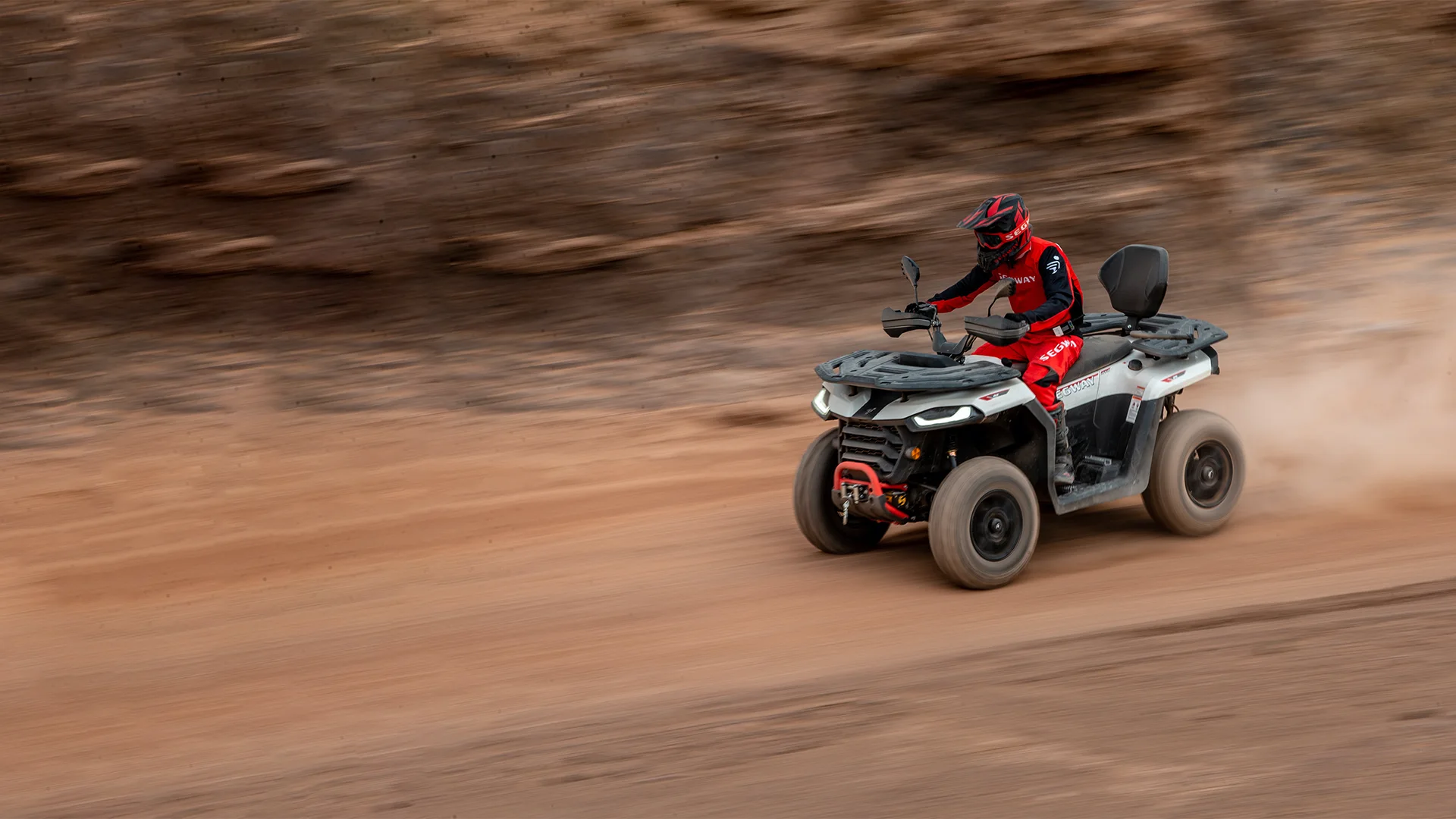 Segway ATV u vožnji na terenu