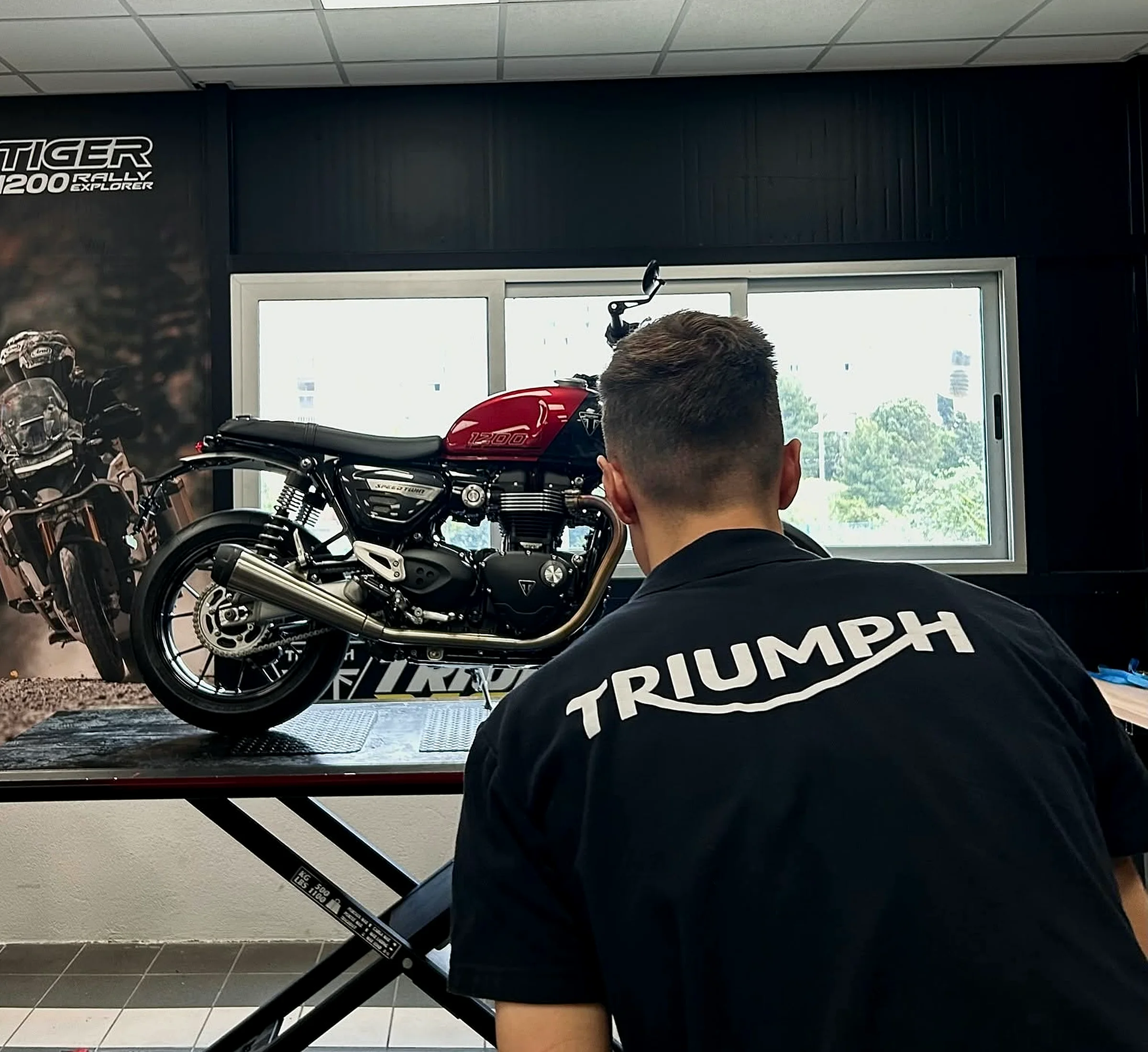 Triumph motocikl na servisnom podizaču u Reply Motors servisu