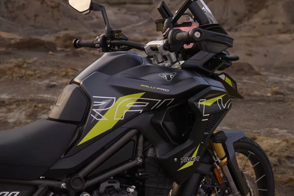 Triumph Tiger 1200 Desert Edition na pustinjskoj cesti