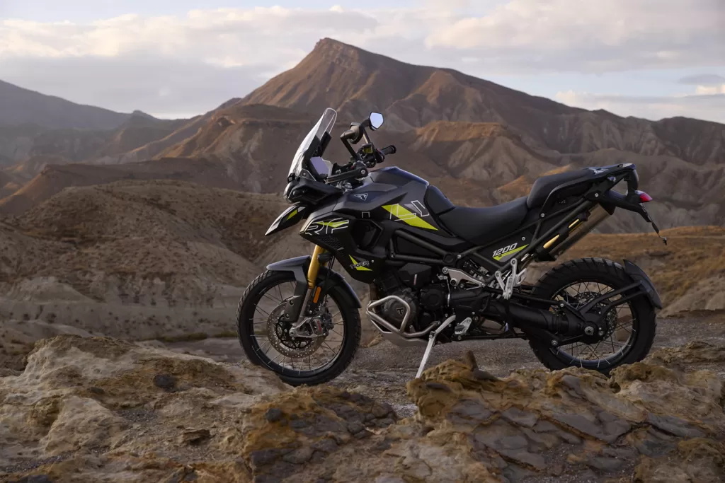 Triumph Tiger 1200 Desert Edition u vožnji