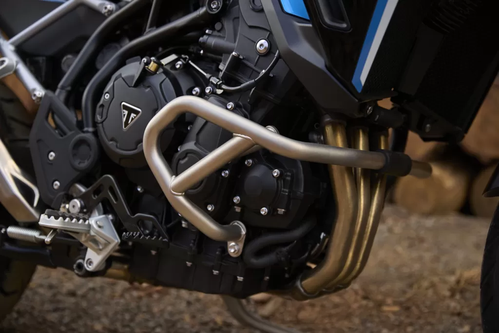 Triumph Tiger 900 Alpine Edition u vožnji