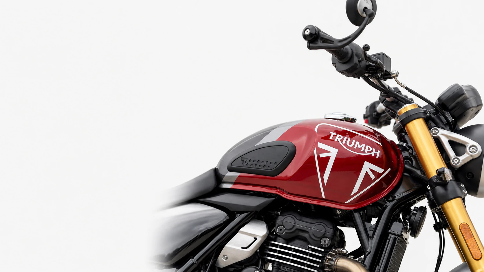 Crveni Triumph roadster u studijskom okruženju